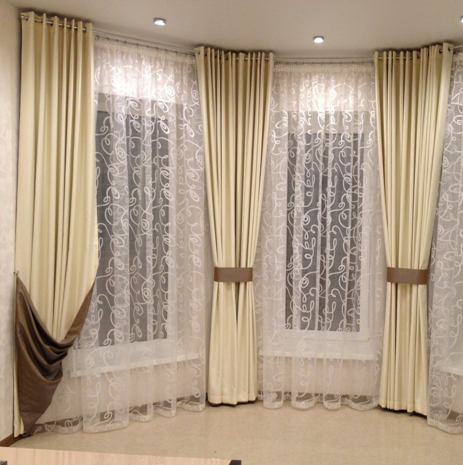 Шторы в гостиной с двумя окнами