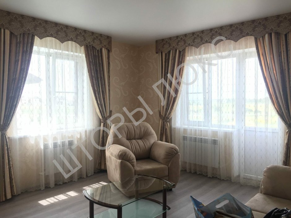 Угловые шторы для зала