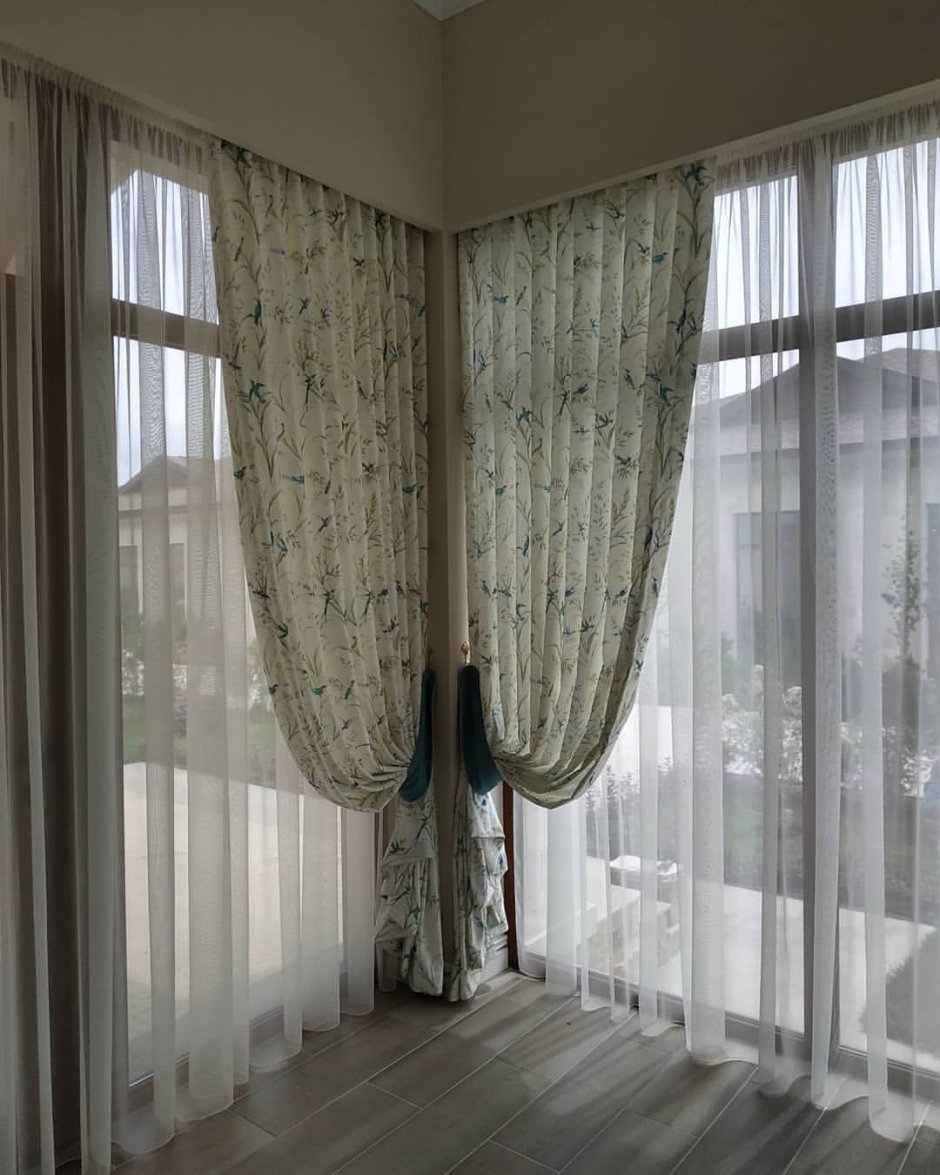 Угловой зал с двумя окнами