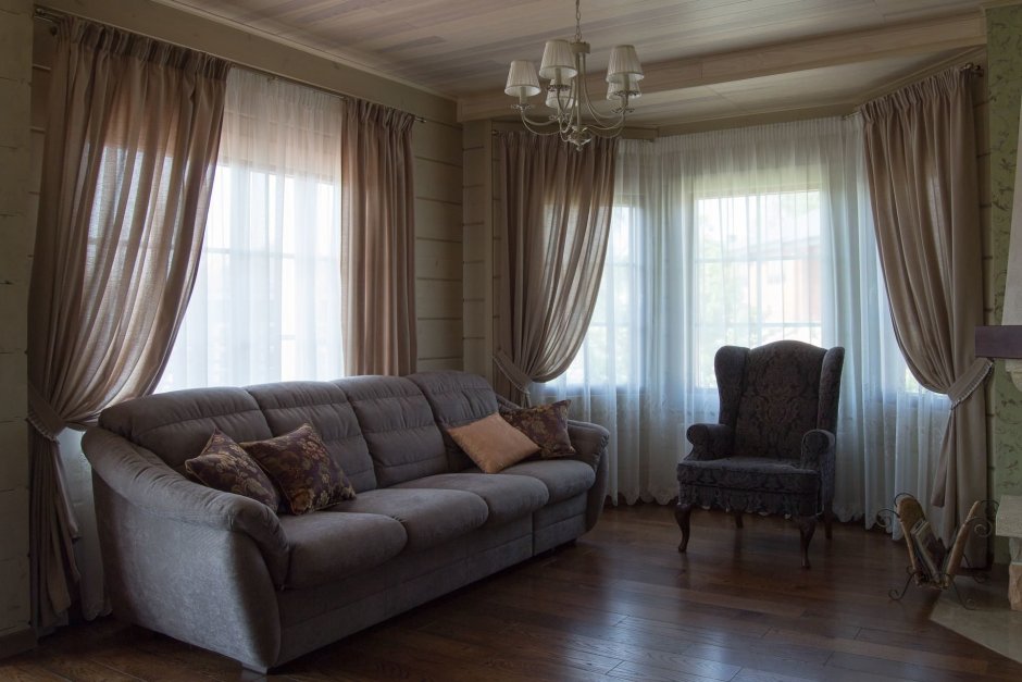 Угловое окно в интерьере гостиной