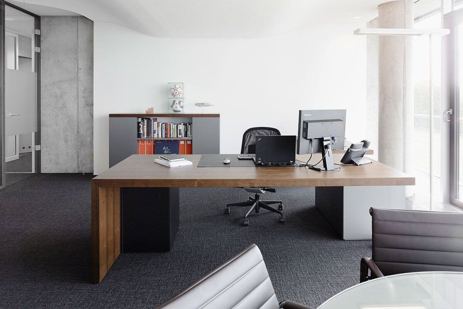 Рабочее пространство в офисе