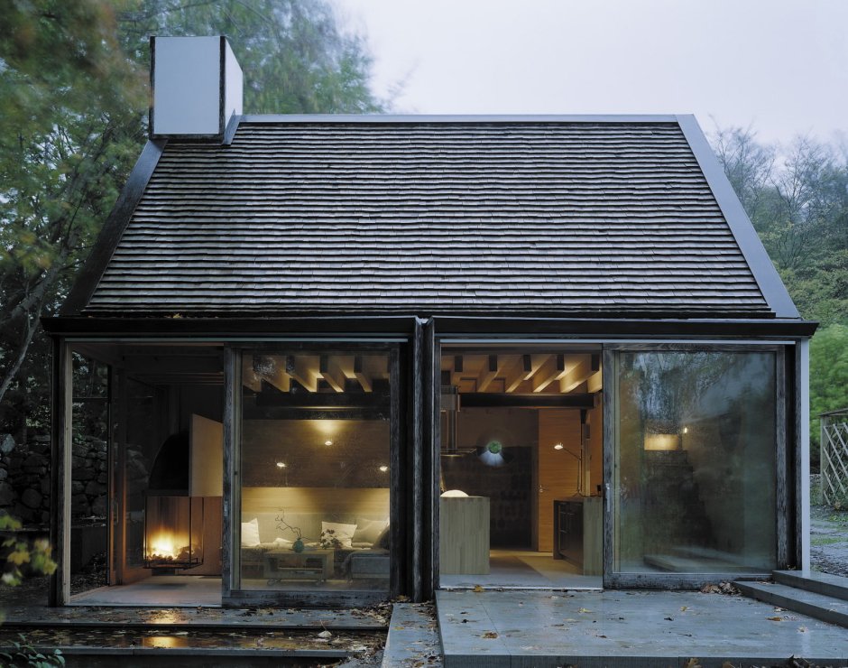 Маленький домик с панорамными окнами