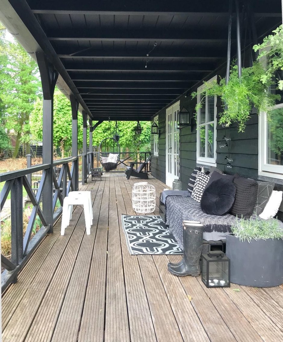 Серый дом с террасой