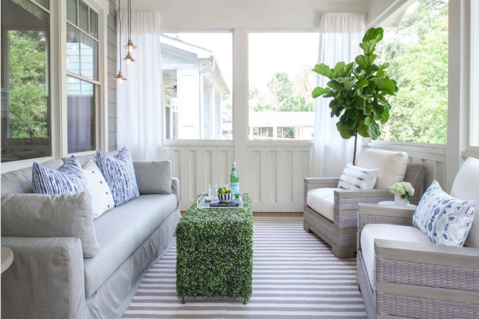 Интерьер белой веранды