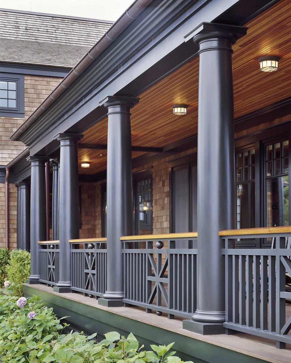 Серый дом с деревянной террасой