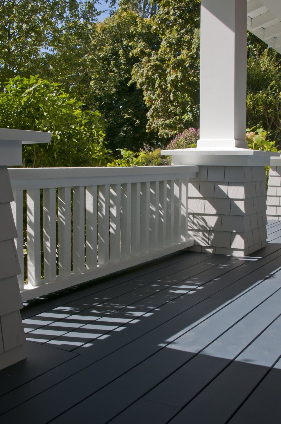 Веранда в сером цвете