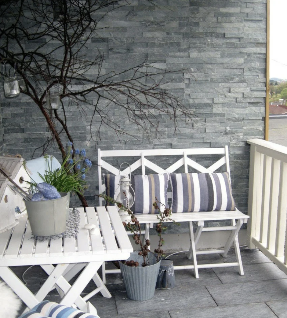 Открытый балкон в стиле.Сканди