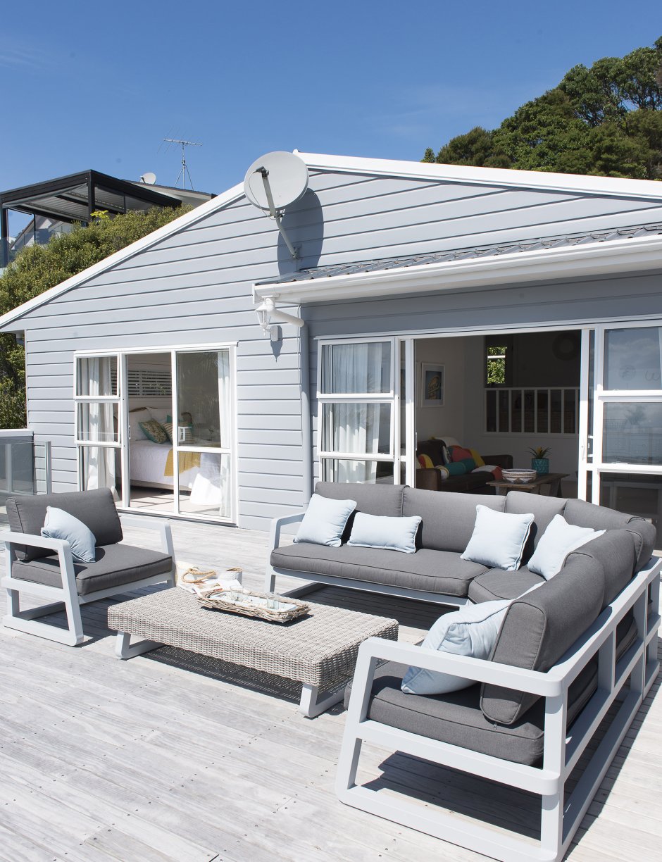 Серо белый дом с верандой