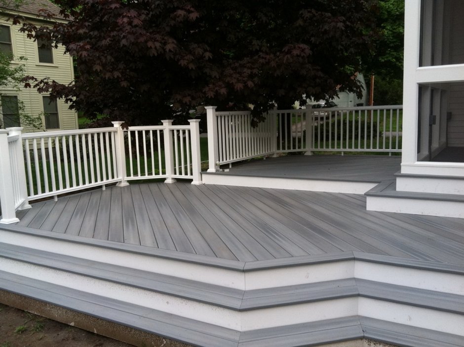 Серая террасная доска на веранде