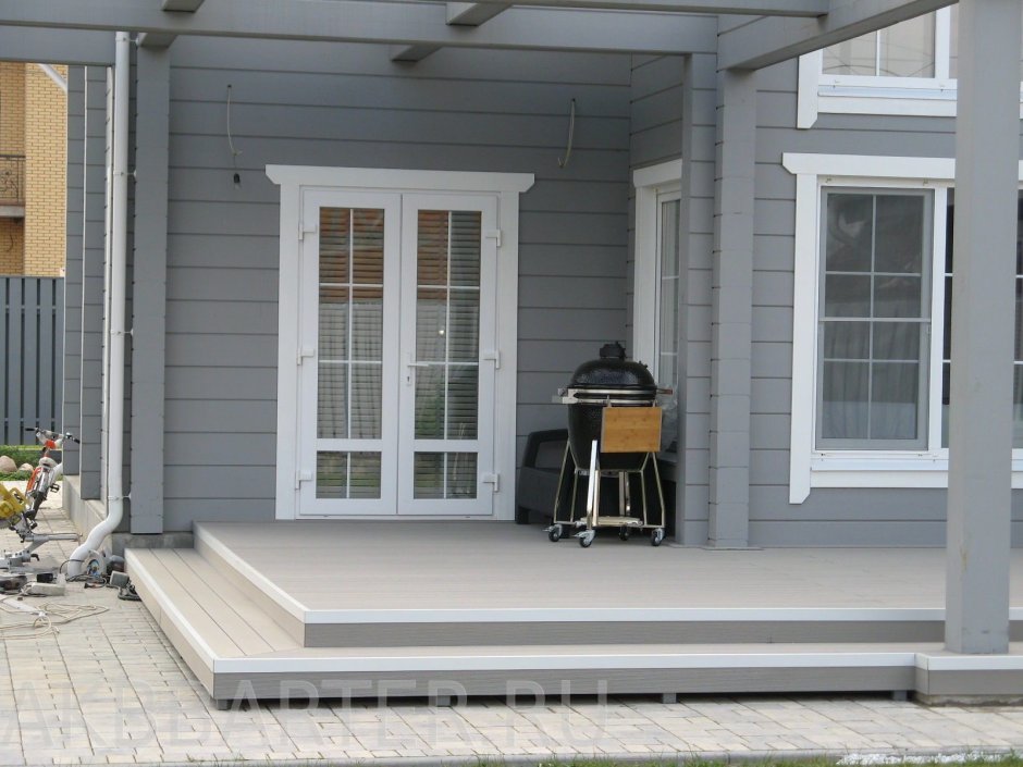 Серо белый дом с верандой