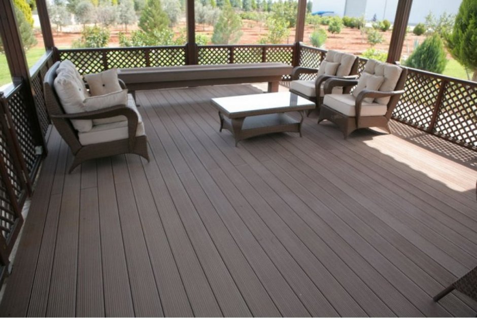 Деревянный дом мятного цвета