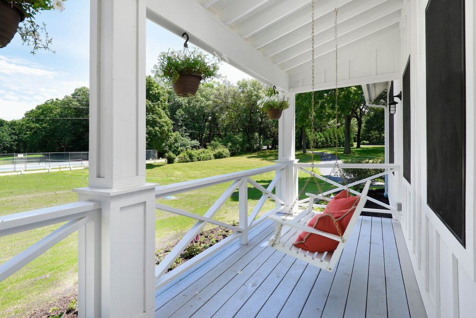 Серый дом с верандой