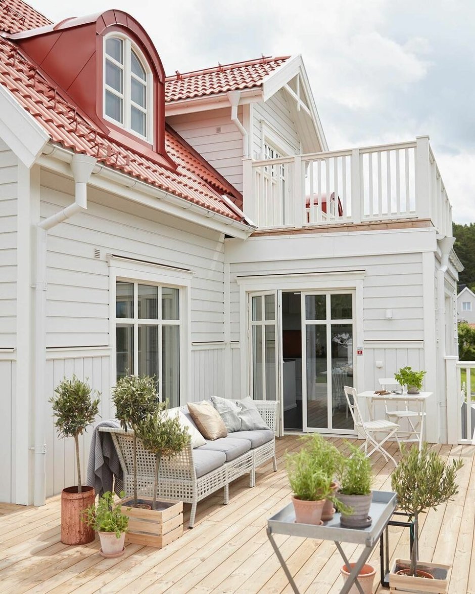 Белый каркасный дом