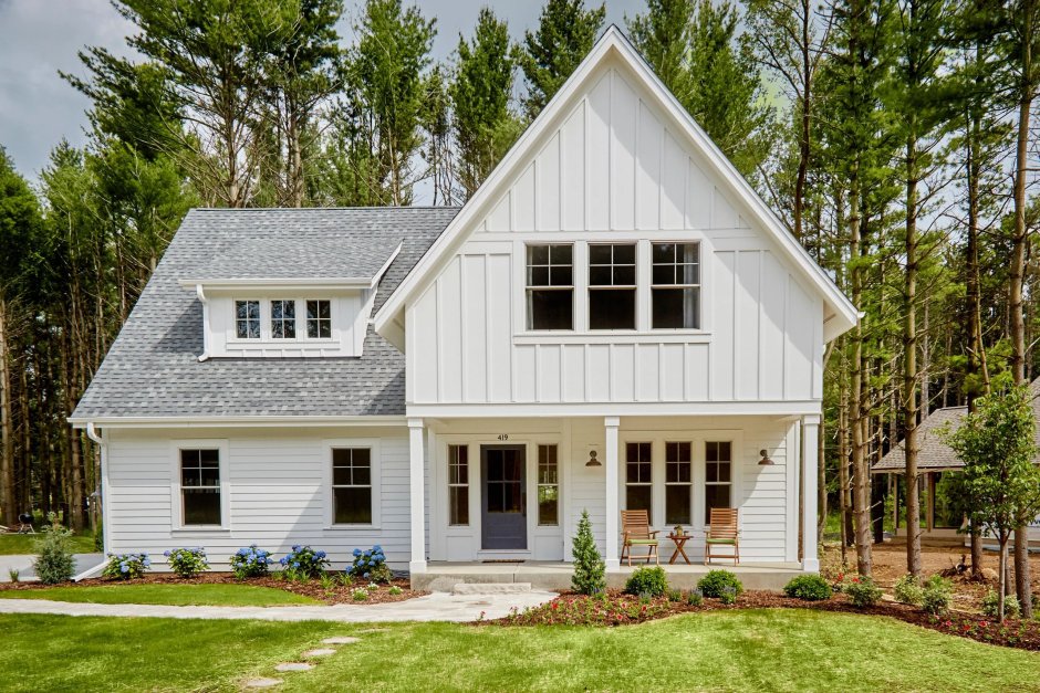 Белый деревянный дом