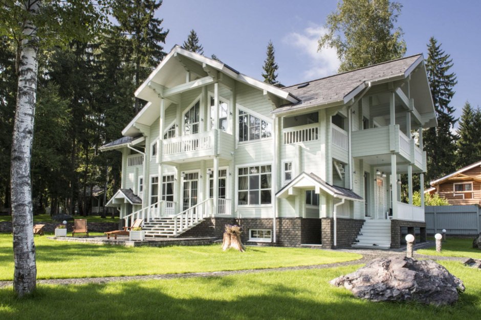 Белый деревянный потолок