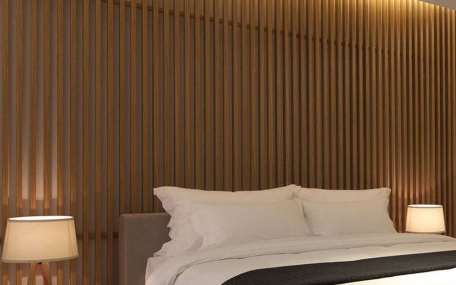 Спальня с деревянным изголовьем