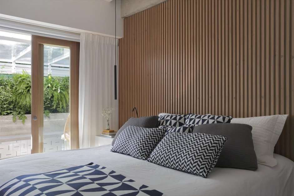 Спальня с рейками на стене