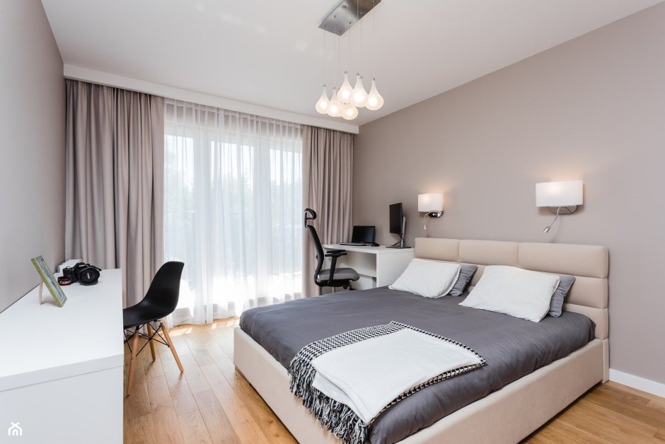 Кровать у окна в спальне