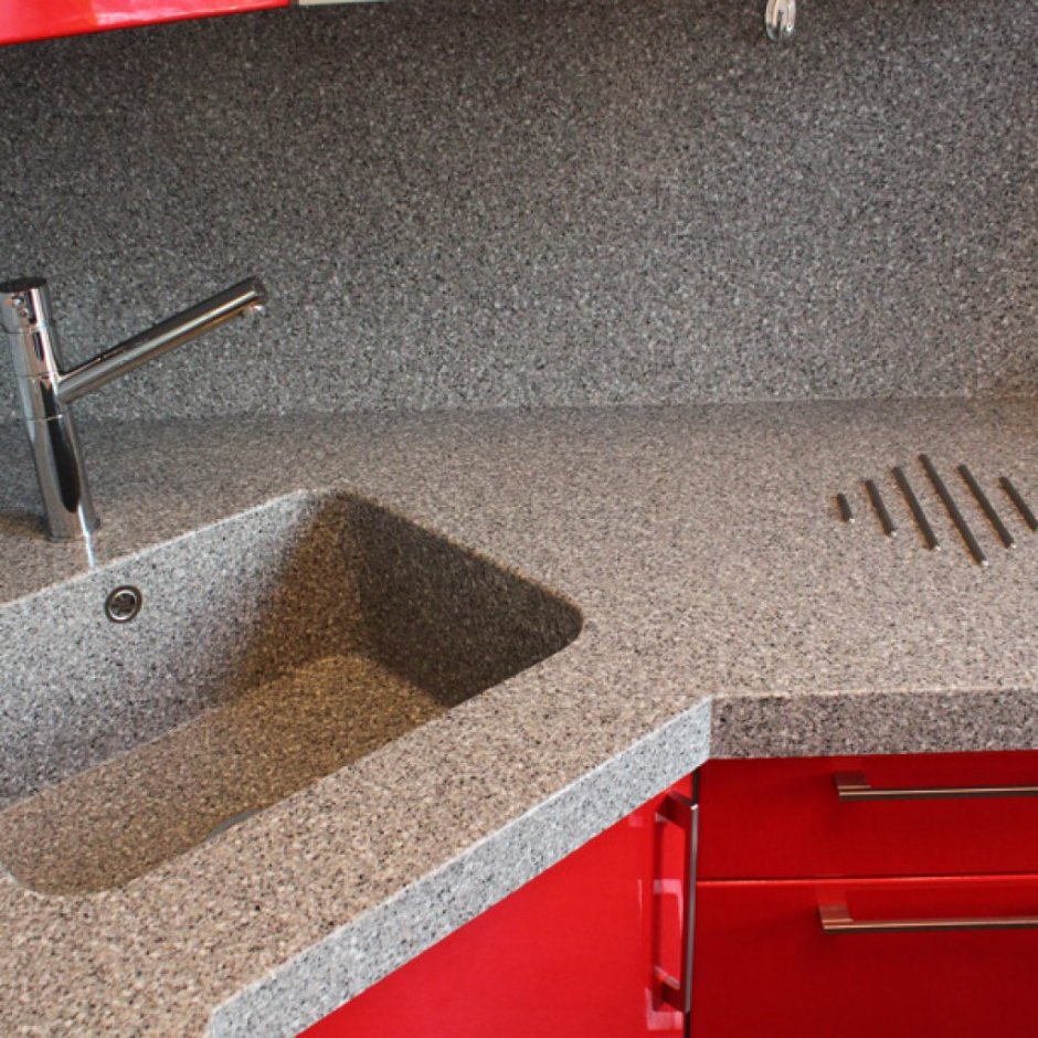 Столешница с фартуком и раковиной из искусственного камня