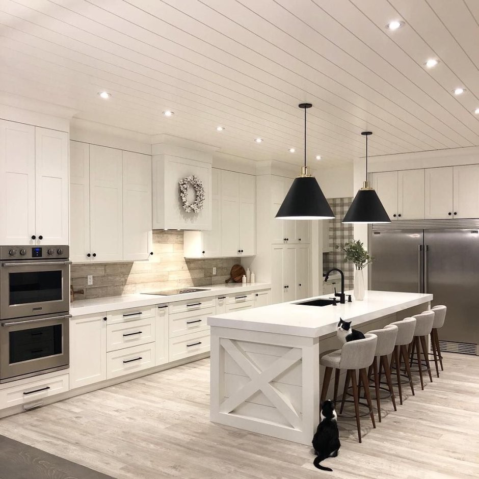 Потолок из вагонки на кухне