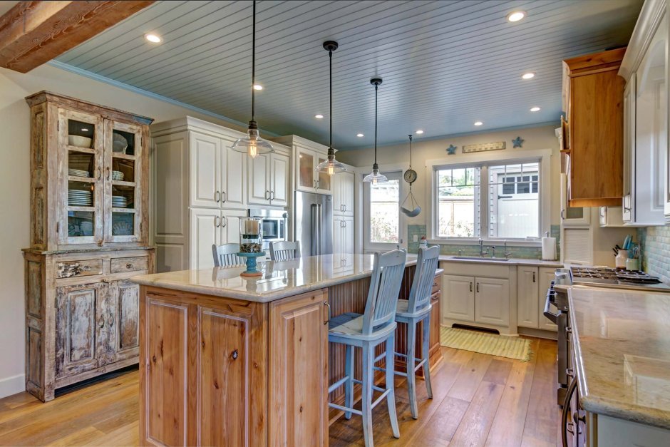 Деревянный потолок на кухне