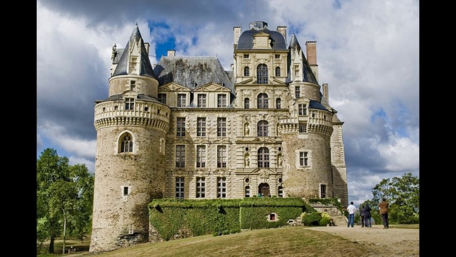 Де Монтелу Франция замок