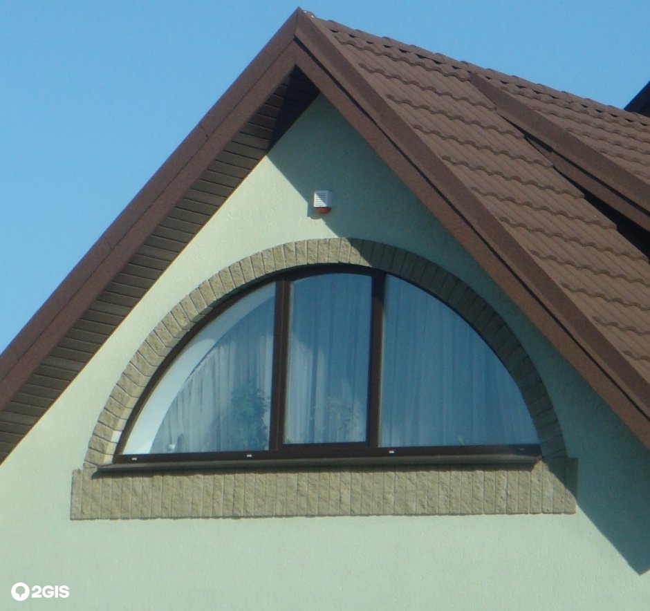 Треугольные окна на фронтоне