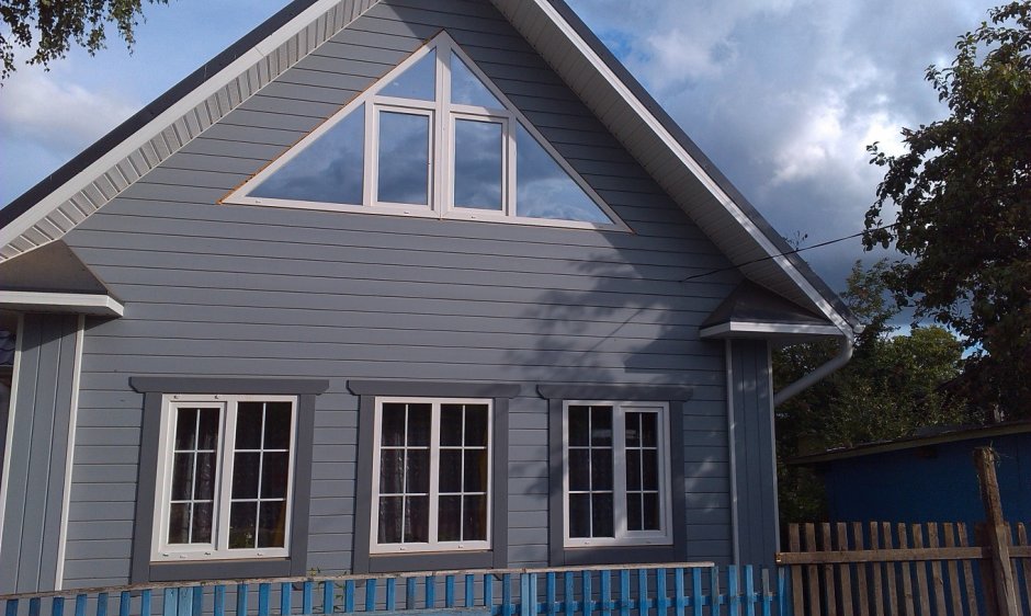 Треугольные окна на фронтоне