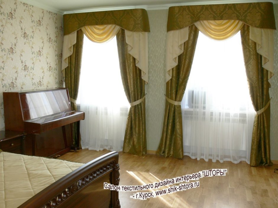 Шторы в спальню с двумя окнами на одной стене