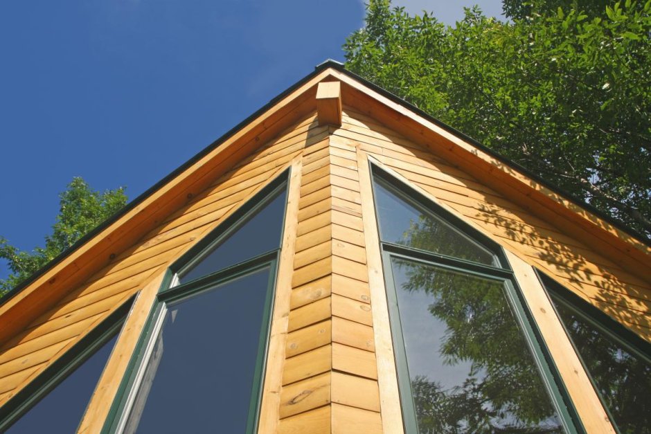 Фронтоны с большими окнами