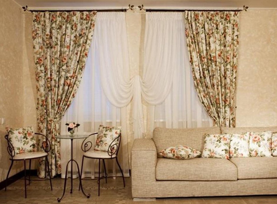 Шторы в зал с простенком
