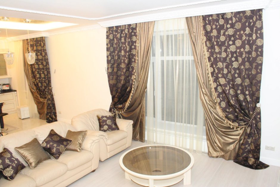 Шторы в гостиной с двумя окнами