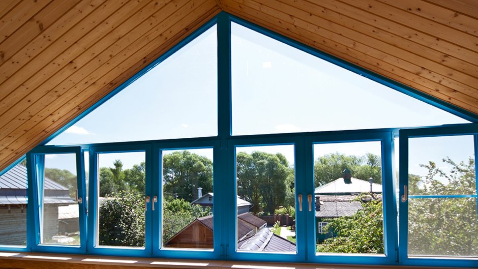 Дом с треугольными окнами