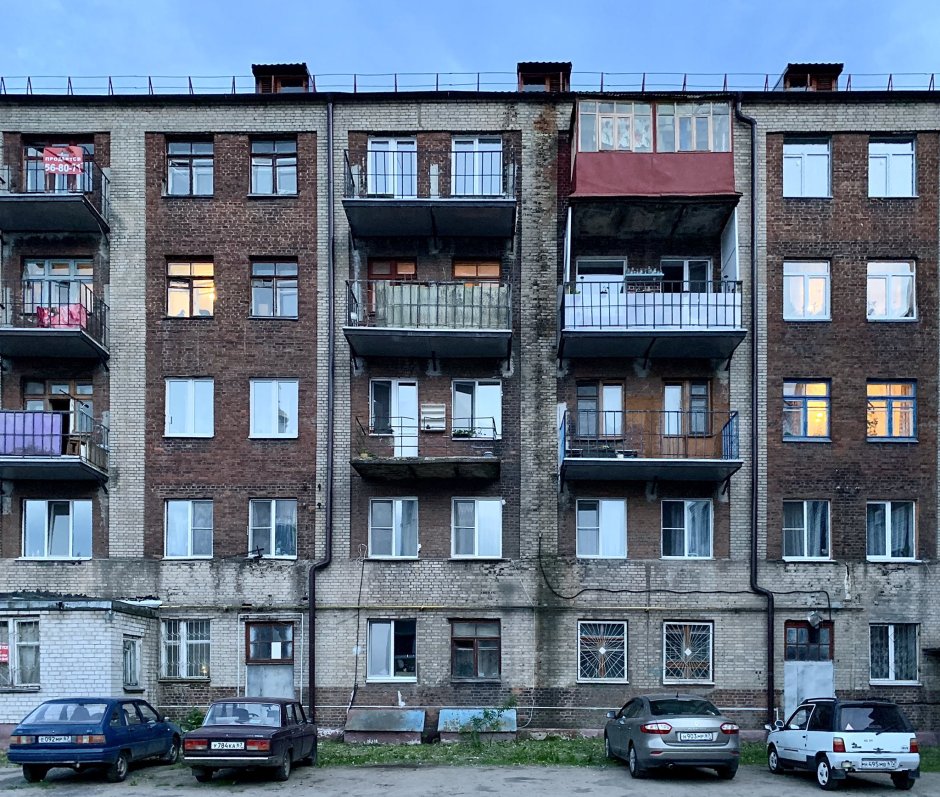 Многоэтажный дом ночью