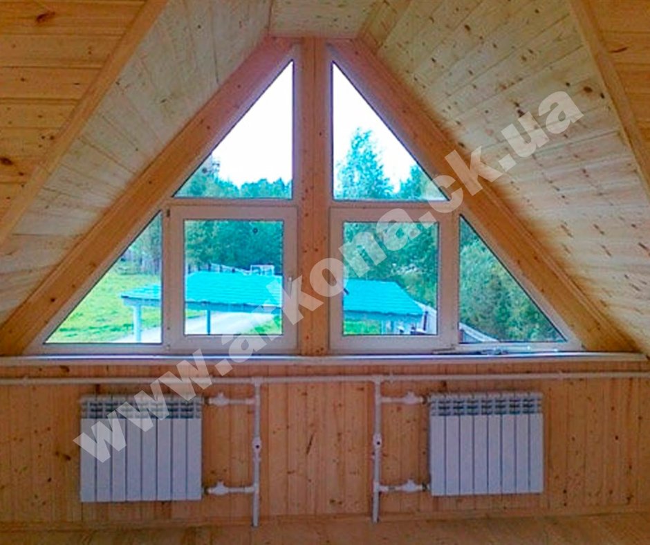 Треугольные окна на фронтоне