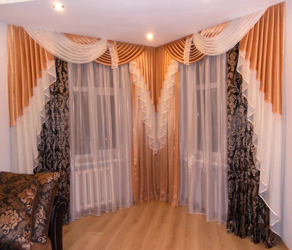 Шторы с ламбрекеном на два окна для зала