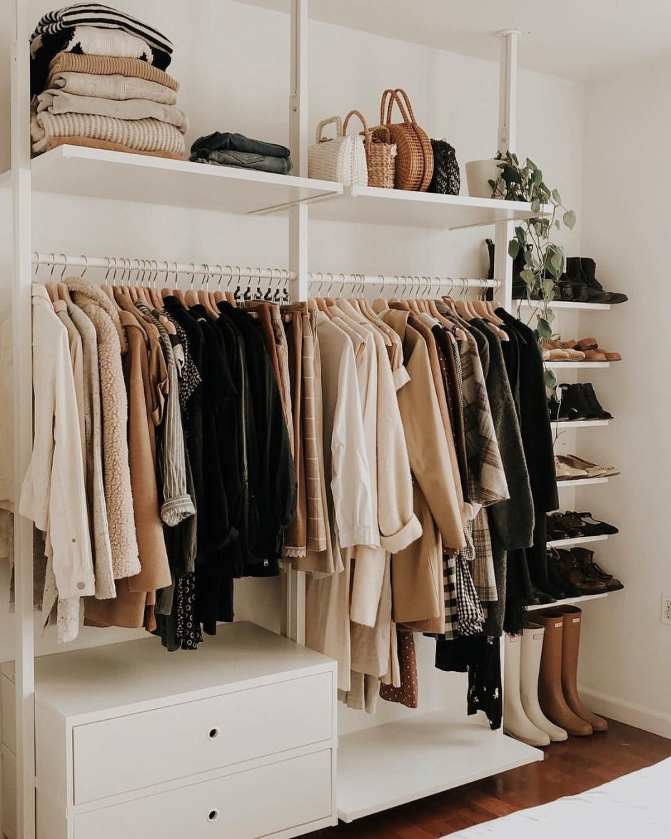 Открытые шкафы для одежды в гардеробную