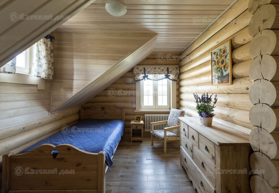 Спальня в доме из оцилиндрованного бревна