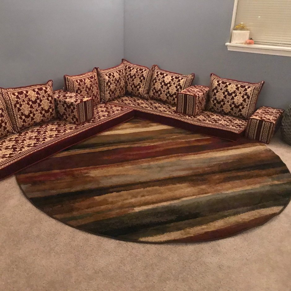 Диван в арабском стиле