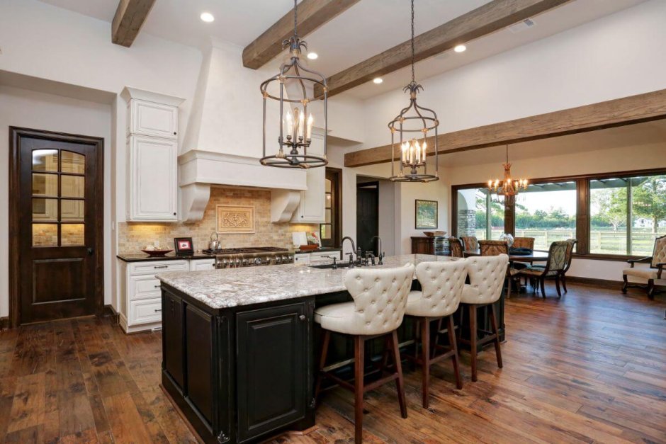 Кухня гостиная с островом в загородном доме