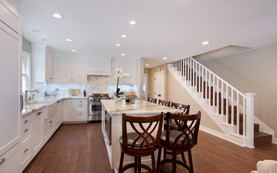 Интерьер кухни с лестницей