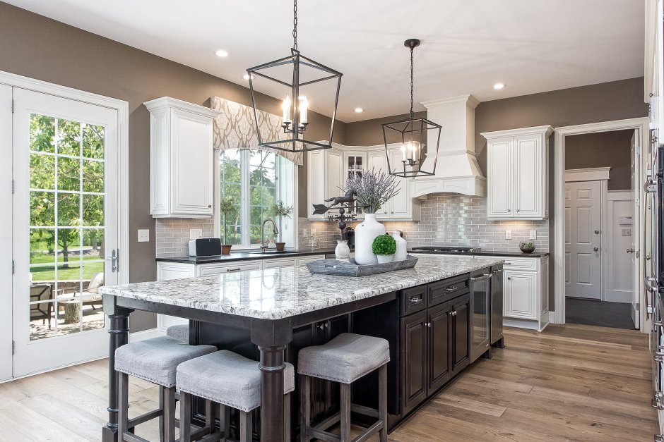 Кухня с островом в частном доме