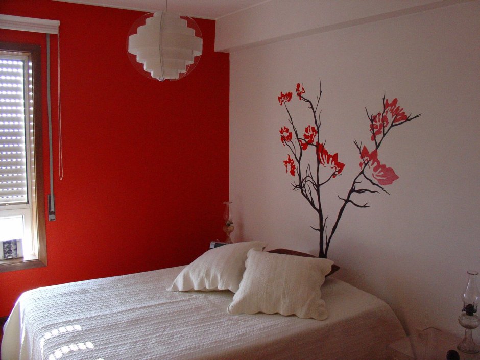 Интерьер спальни водоэмульсионной краской