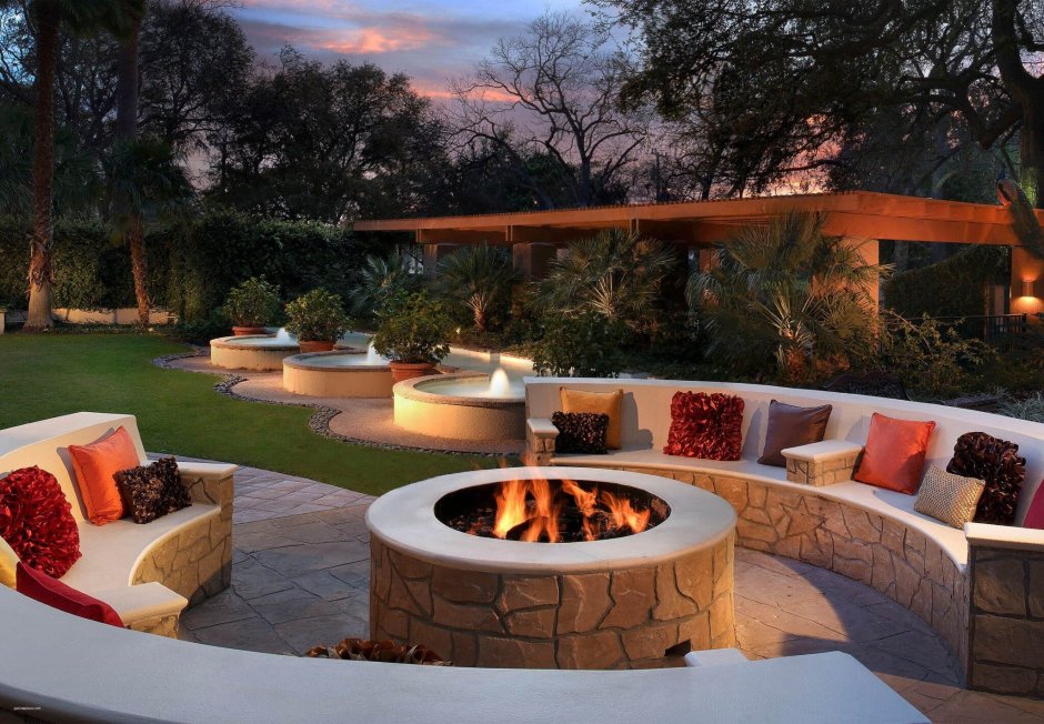 Уличная патио зона с костром