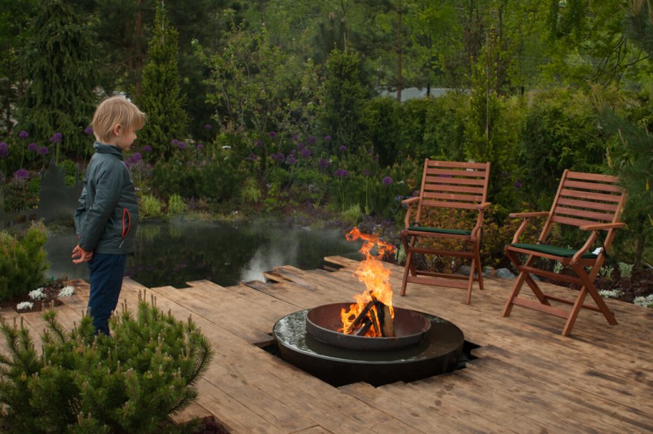 Зона отдыха на даче с очагом