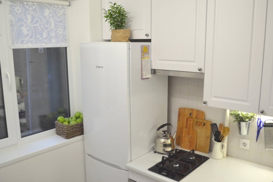 Холодильник на маленькой кухне