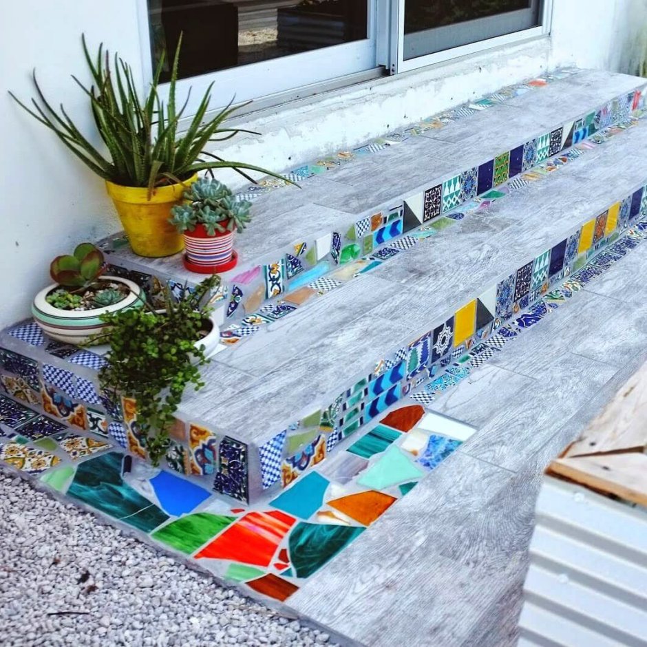 Дорожки из битой плитки на даче