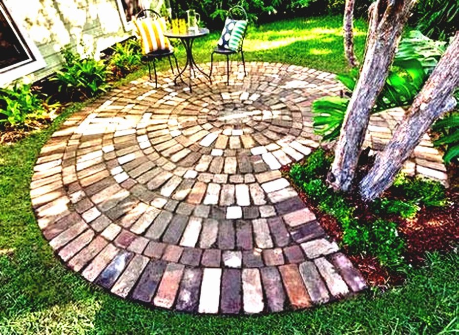 Дорожки из старого кирпича на даче