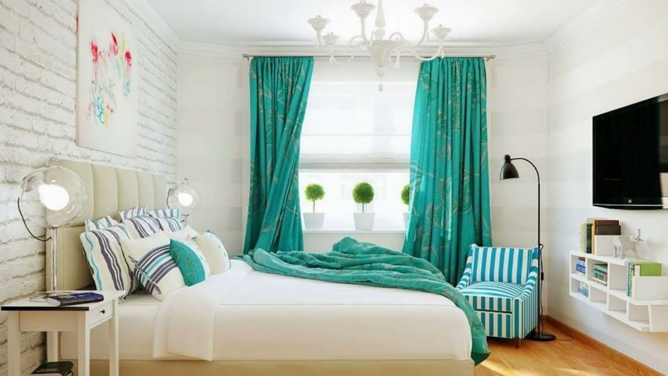 Белые и бирюзовые шторы в интерьере спальни