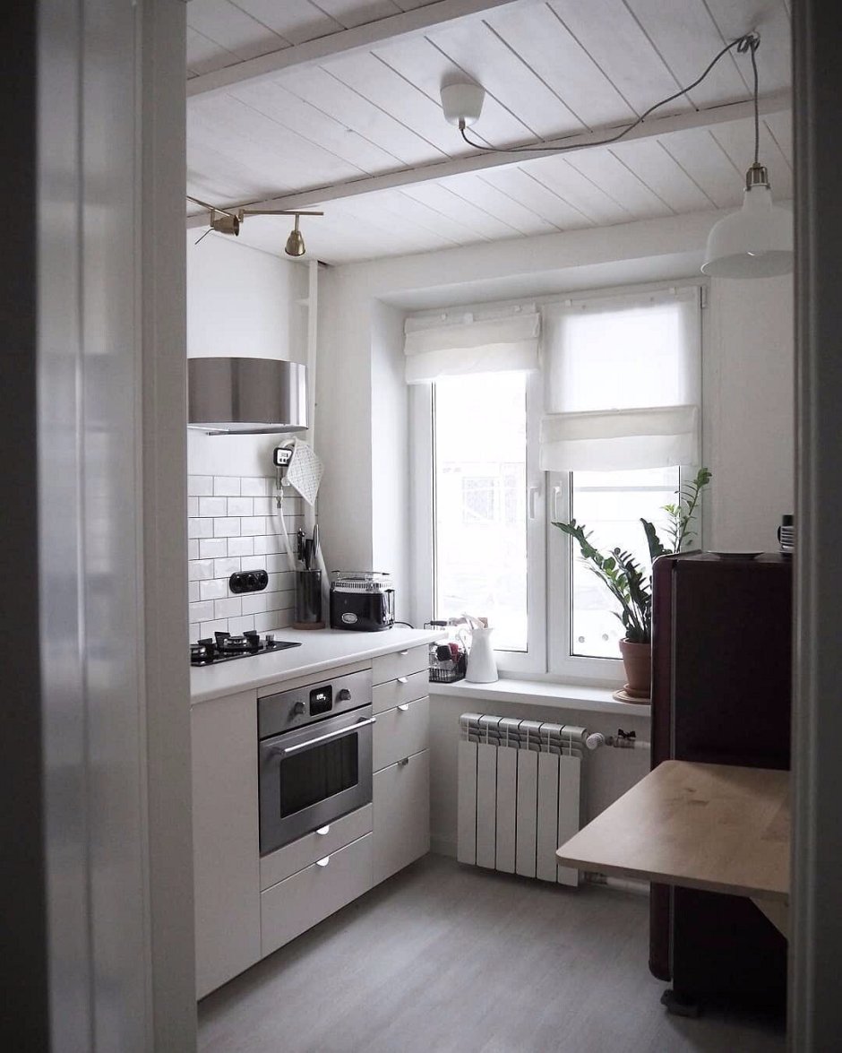 Маленькая кухня с полками